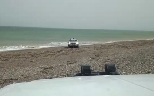 Un matrimonio auxilió a una camioneta de Defensa Civil