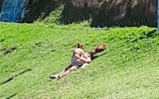 Los sorprendieron teniendo sexo a plena luz del día en una plaza