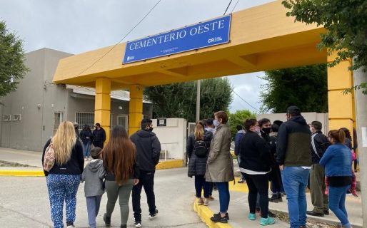 Familiares y amigos despidieron los restos de Teresa Huerta con un cortejo fúnebre