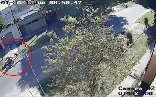 Un motochorro arrastró a una jubilada por la calle para robarle la cartera