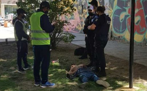 Les tiró una botella a los policías al resistirse a ser palpado