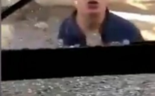 Un bombero destrozó el parabrisas de un colectivo con una barreta tras un incidente vial