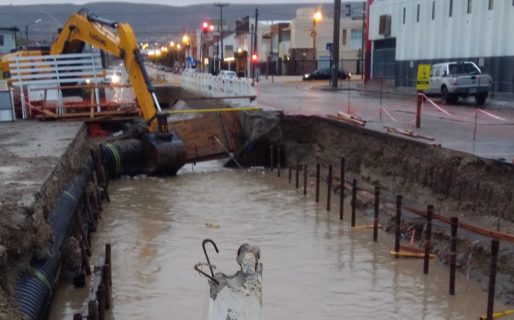 Acumulación  de agua y barro en el canal de la avenida Roca