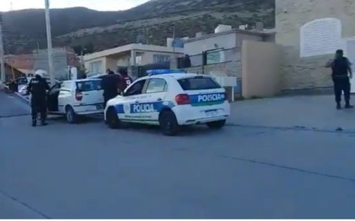 Conductor se atrincheró en su auto