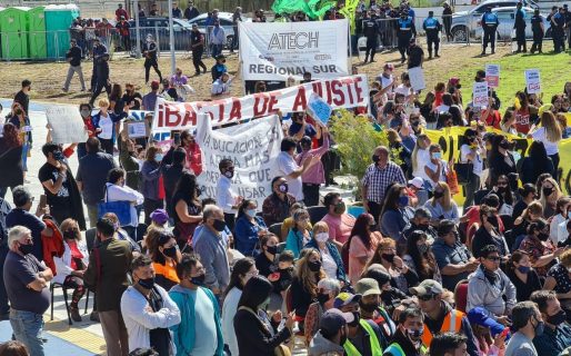 La Policía forcejeó con docentes que se manifestaron en el Acto por el 120° Aniversario de Comodoro