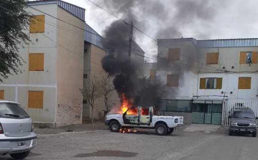 Prendieron fuego una camioneta municipal en las  1008