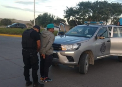 Hacía piruetas con la moto frente a un control policial y quedó detenido