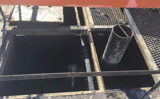 Una pileta de petróleo se encuentra sin ninguna protección en KM8