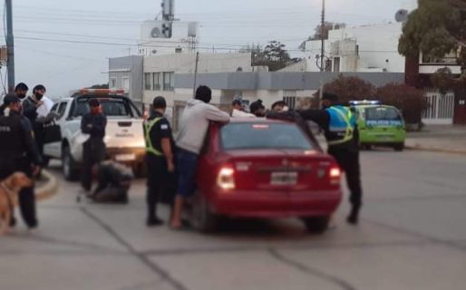 En un control de tránsito se detuvo a dos hombres por tenencia de drogas