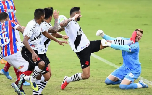 Escalofriante planchazo en la cara y expulsión gracias al VAR