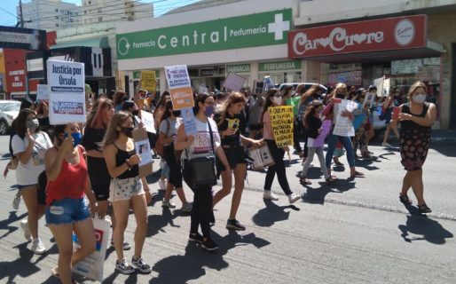 Multitudinaria marcha exigiendo justicia por el femicidio de Ursula Bahillo