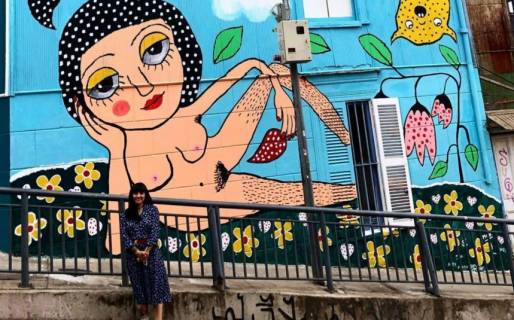 Vandalizan polémico mural de Mon Laferte en Valparaíso: Le lanzaron pintura