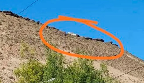 Vecinos temen que se desmorone una roca «histórica» de un cerro