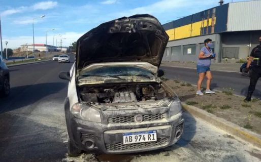 Tenía el auto frente a su casa y lo prendieron fuego
