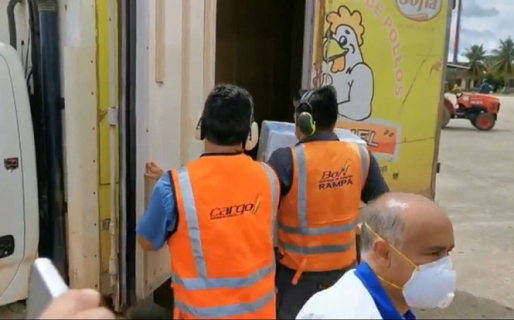 En Bolivia transportaron la vacuna Sputnik V en un camión de reparto de pollos