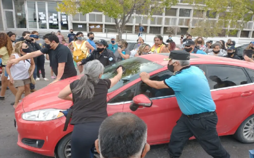Nicolás Trotta visitó Chubut y hubo incidentes con docentes por sueldos adeudados
