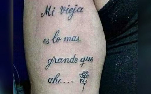 Se quiso tatuar una frase dedicada a su madre y por error se hizo viral