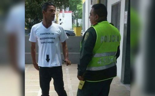 Lo demoraron por la frase escrita en su remera