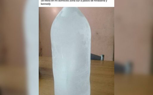 ¿Ingenio o avivada? Un comodorense vende botellas de hielo a $100 pesos