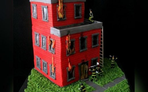 Pidió y pagó por una torta con forma de edificio en llamas, pero el resultado la hizo llorar de angustia