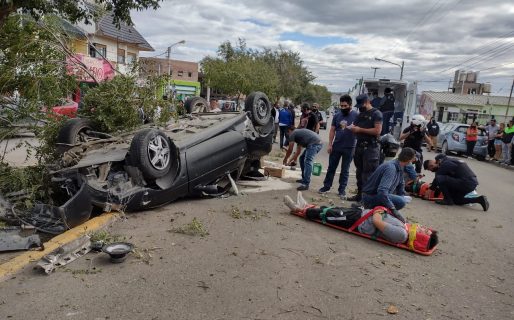 Vuelco en la Av. Kennedy, tres personas resultaron heridas