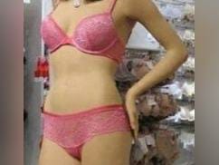 El hombre que intentó seducir a un maniquí