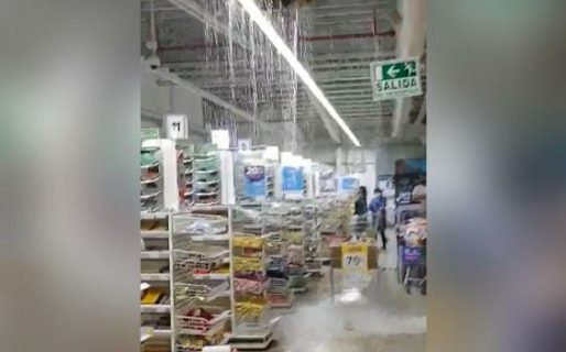 VIDEO: Por las fuertes lluvias, diluvió dentro de un supermercado
