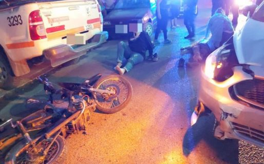 Dos adolescentes en moto chocaron contra un vehículo