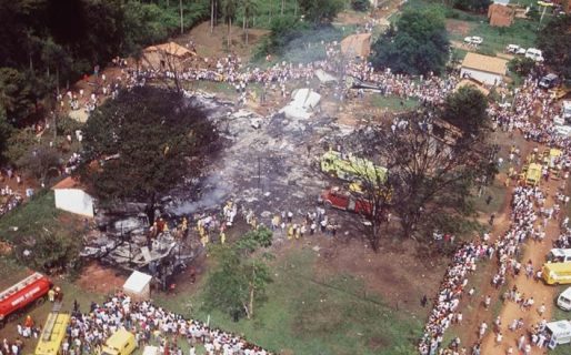 La broma entre pilotos que derivó en la caída de un avión sobre una canchita de fútbol, matando a 13 niños