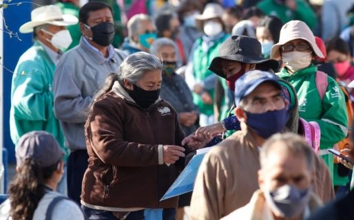 Le cobran $2.000 pesos a ancianos por hacer la fila para vacunarse contra el Covid-19 por ellos