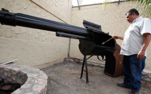 Fabricó un chulengo con forma de revolver y ahora le llueven los clientes