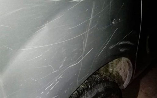 Tiene 28 años y le rayó todo el auto a su papá porque no le quiso dar plata