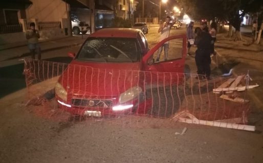 Su auto quedó semienterrado por no ver que tenía una obra por delante