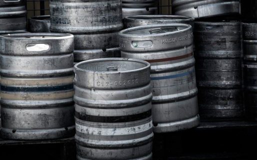 Enterraron barriles de cerveza en el mar con fines benéficos: se los robaron