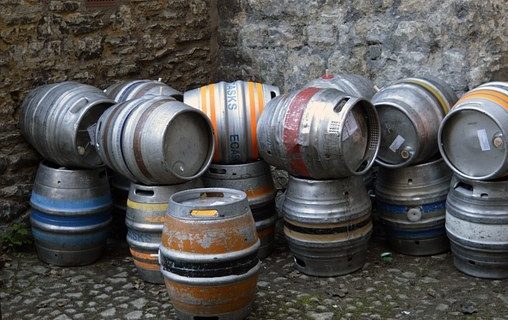 Tiran millones de litros de cerveza porque no hay gente que la tome