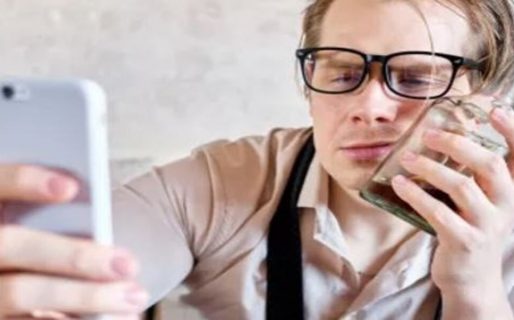 Respiran los recién separados: crearon un “modo borracho” para celulares con el fin de evitar momentos vergonzosos