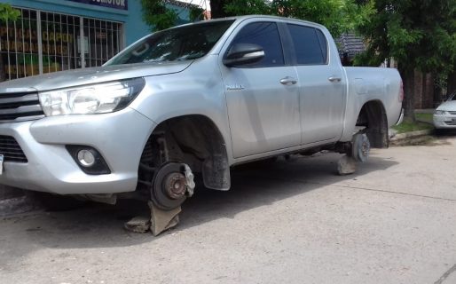 Le dejaron la Hilux sin ruedas en Palazzo