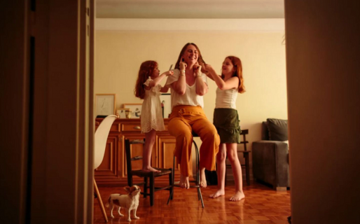 Tiene cáncer de mama, empezó la quimio y se rapó en familia para hacer “que el momento sea divertido” para sus hijas