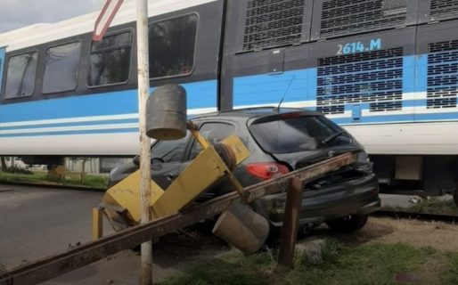 Iba a entregar su auto recién vendido y chocó con un tren