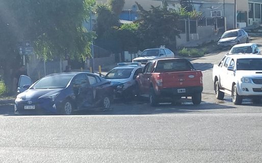 Un patrullero policial resultó con daños tras un triple choque