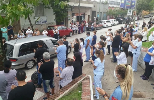 Médicos y enfermeros de un hospital, despidieron a un colega de 35 años que murió de coronavirus
