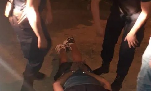 Arregló una cita con otro hombre y lo asaltaron