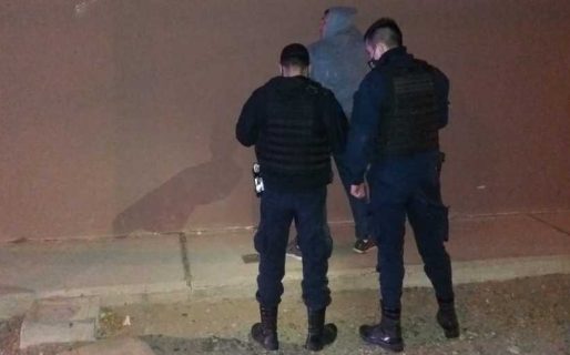 Rompió el televisor y la puerta de su casa, quedó detenido
