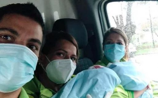 Fue al hospital por un dolor de estómago y dio a luz a gemelos