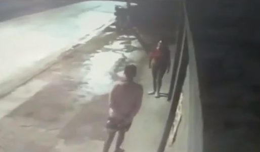 Video: el momento en que una joven asesinó a su exnovio de una puñalada