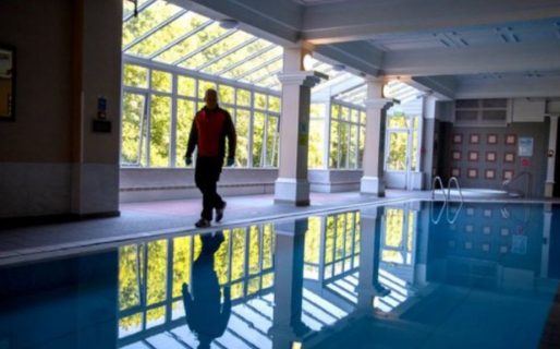 Como Tom Hanks en «El Náufrago»: Un hombre que vivió en un hotel vacío durante la pandemia