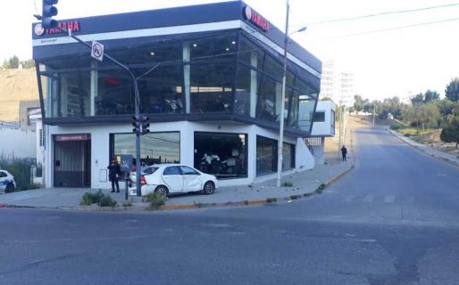 Asaltaron a una remisera y después el auto se estrelló contra una concesionaria