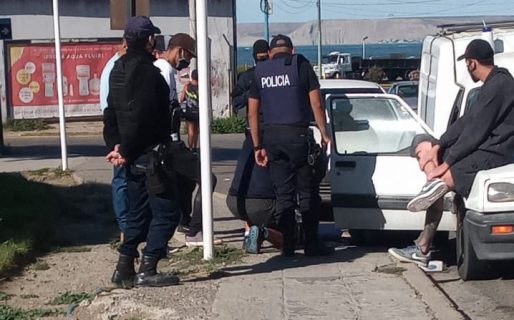Detienen a un vehículo y en el interior encuentran una balanza y marihuana