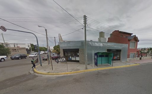 Mandaba mensajes mientras esperaba el colectivo y le robaron el celular