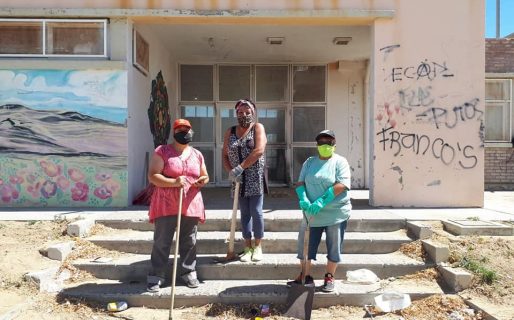 Colaboradoras de la escuela 221 limpian el predio
